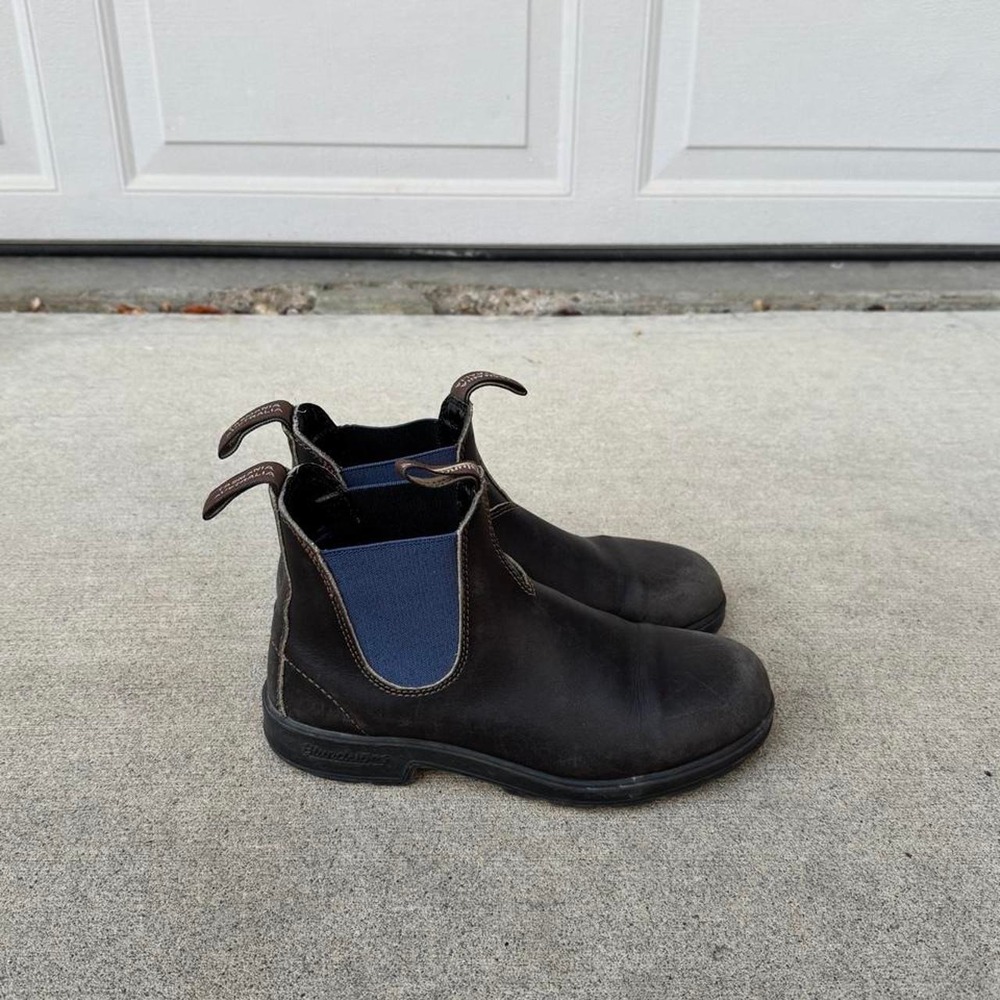 BROWN BLUNDSTONE CHELSEA BOOTS